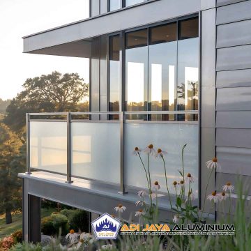 Pagar Balkon Kaca Minimalis Kombinasi Besi Stainless Pagar Balkon Kaca